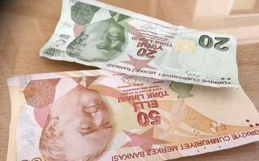 Турецкая лира продолжает падать против доллара США  и другой валюты.