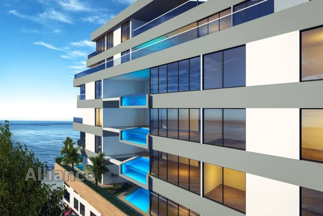 Роскошный апартамент в уникальном здании на  берегк моря в центре Кирении
