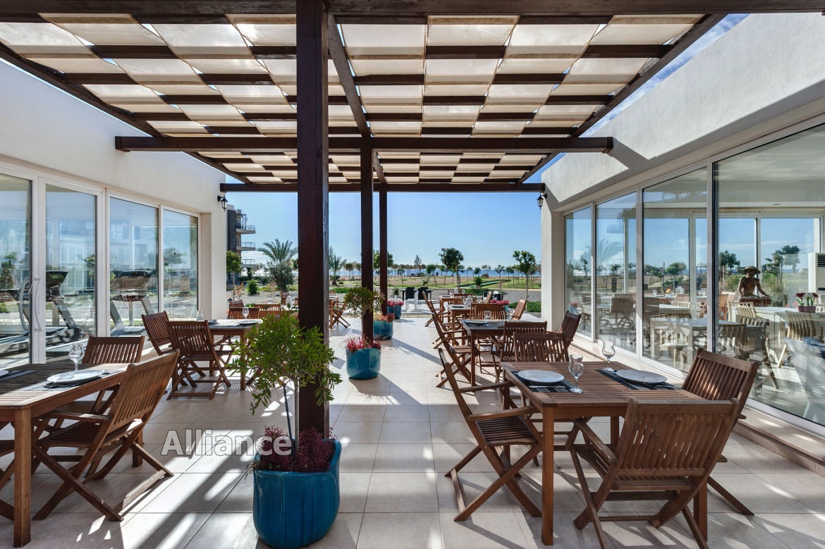 Квартира – студия с видом на море в курортном комплексе в Бафре