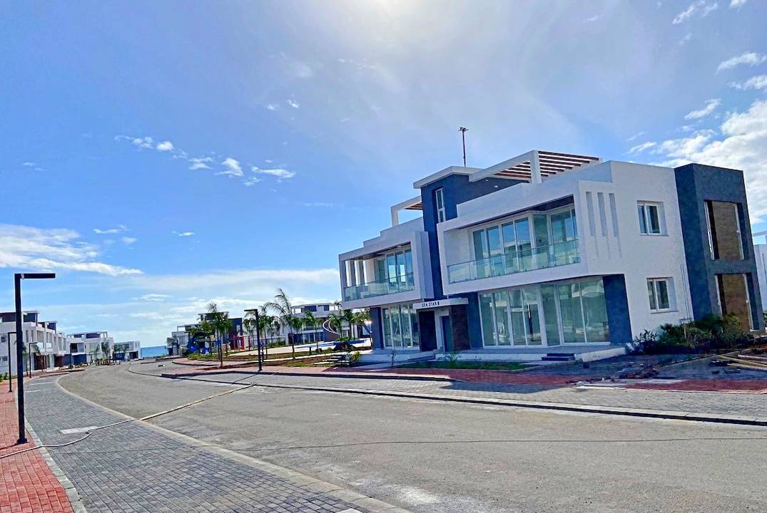 Роскошные трехкомнатные квартиры в курортном комплексе с пляжем