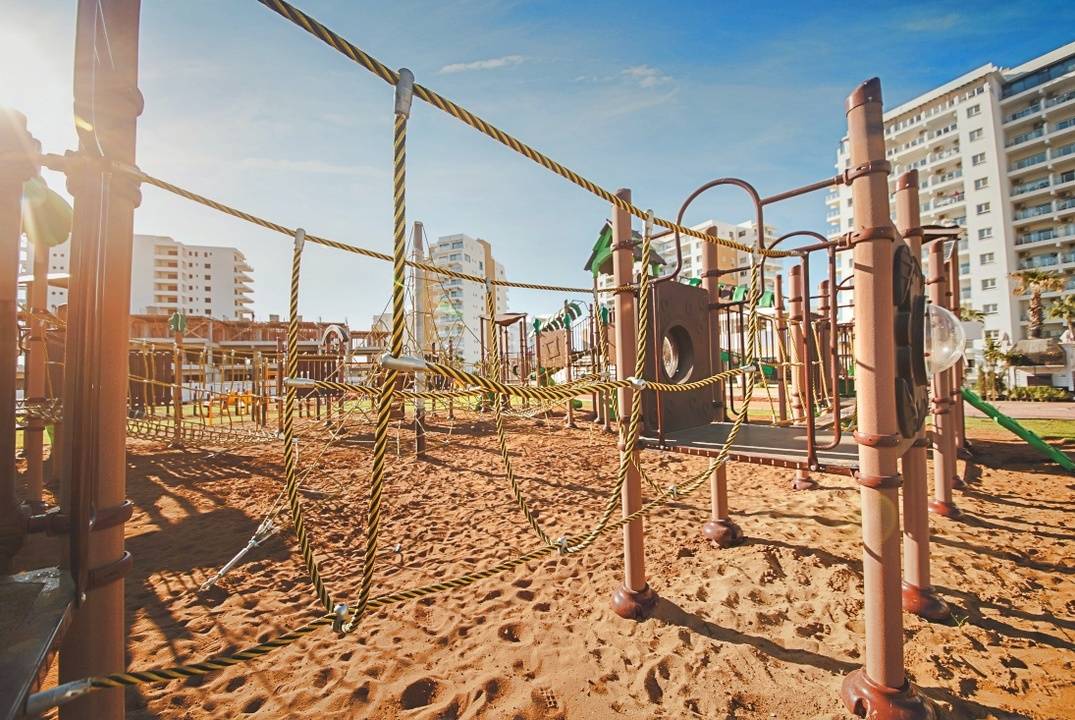 3 комнатные квартиры ( 2 спальни) в комплексе в 600 метрах от песчаного пляжа на четвертом +  этаже
