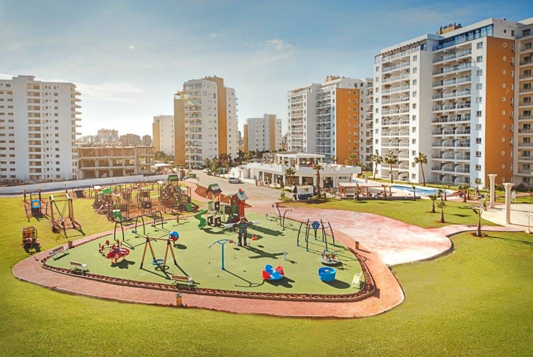 3 комнатные квартиры ( 2 спальни) в комплексе в 600 метрах от песчаного пляжа на четвертом +  этаже