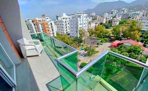 Двухкомнатная квартира с большой террасой в Кирении