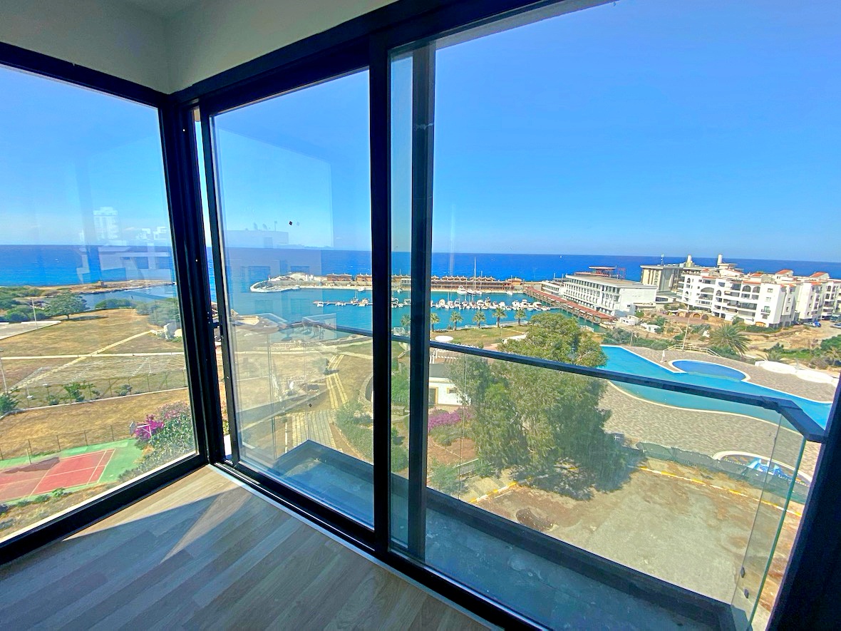 Квартира на берегу моря в центре города Кирении - потрясающие открытые виды на море
