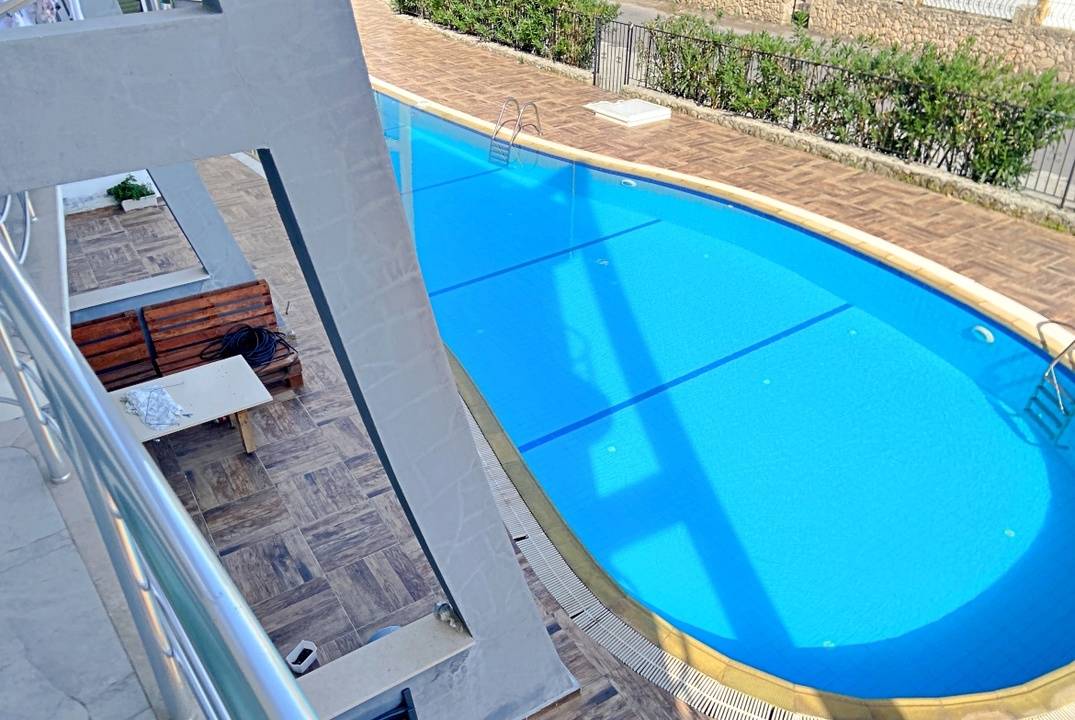 Квартира 1+1 в небольшом комплексе с бассейном в Алсанжак