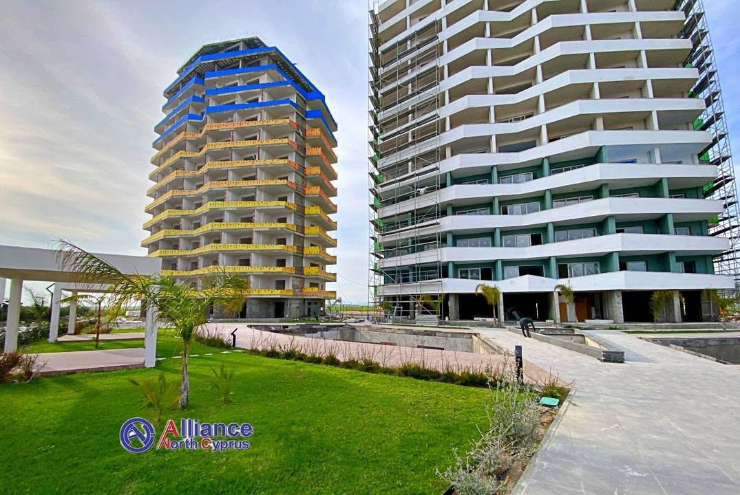 Роскошные квартиры с большими крытыми балконами 1+1,  в новом  современном комплексе  на берегу моря