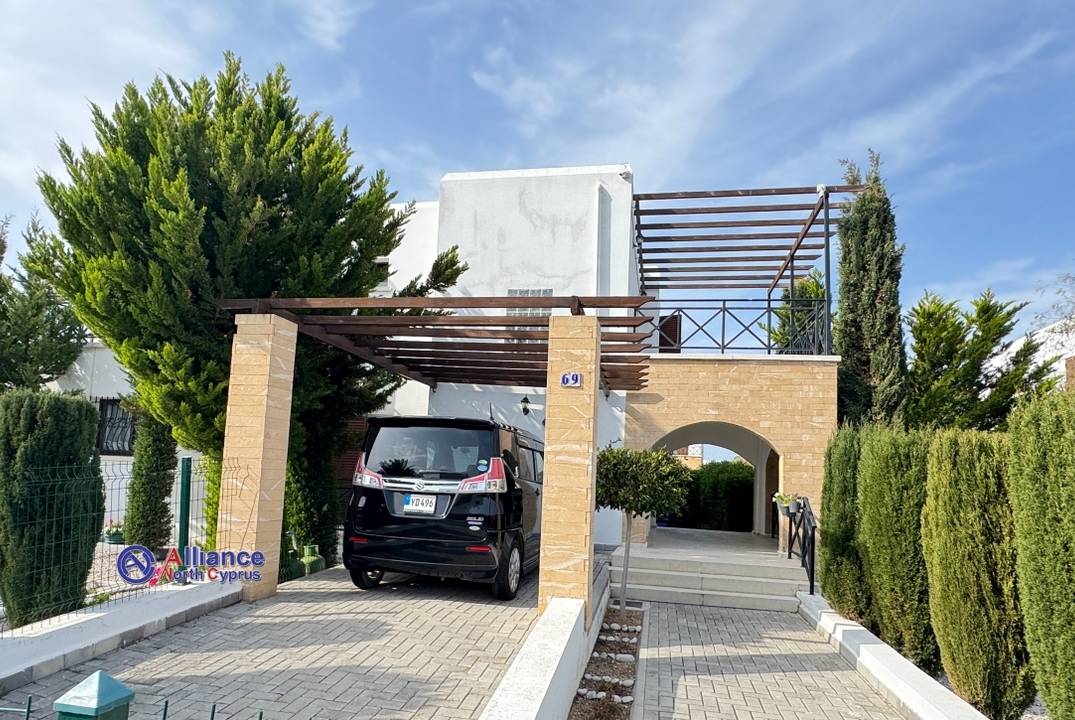 Просторная вилла в Татлису в комплексе с бассейном  на берегу моря 