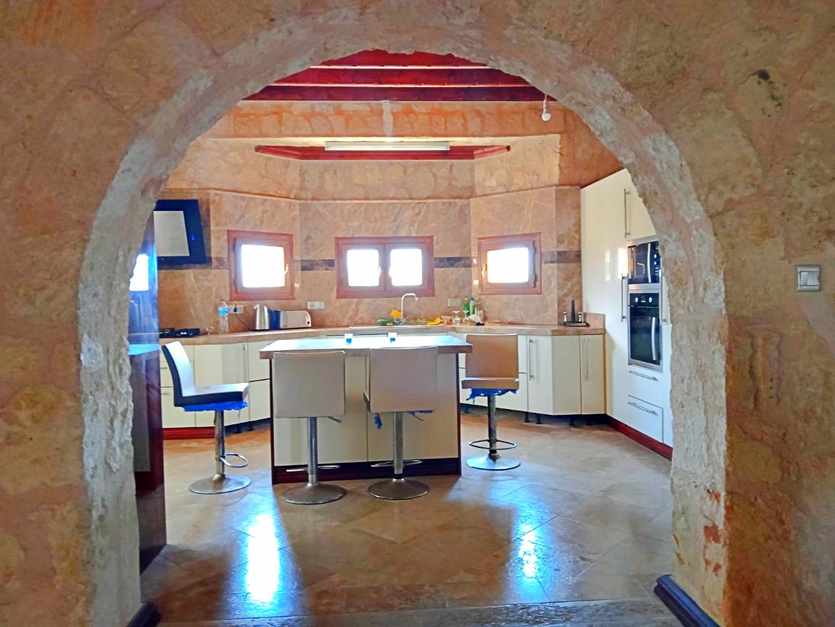 Продаётся просторная и уютная вилла Karşıyaka Villa (Taş Ev)