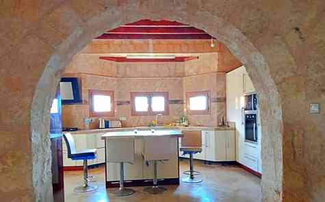 Продаётся просторная и уютная вилла Karşıyaka Villa (Taş Ev)
