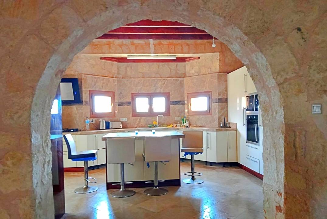 Продаётся просторная и уютная вилла Karşıyaka Villa (Taş Ev)