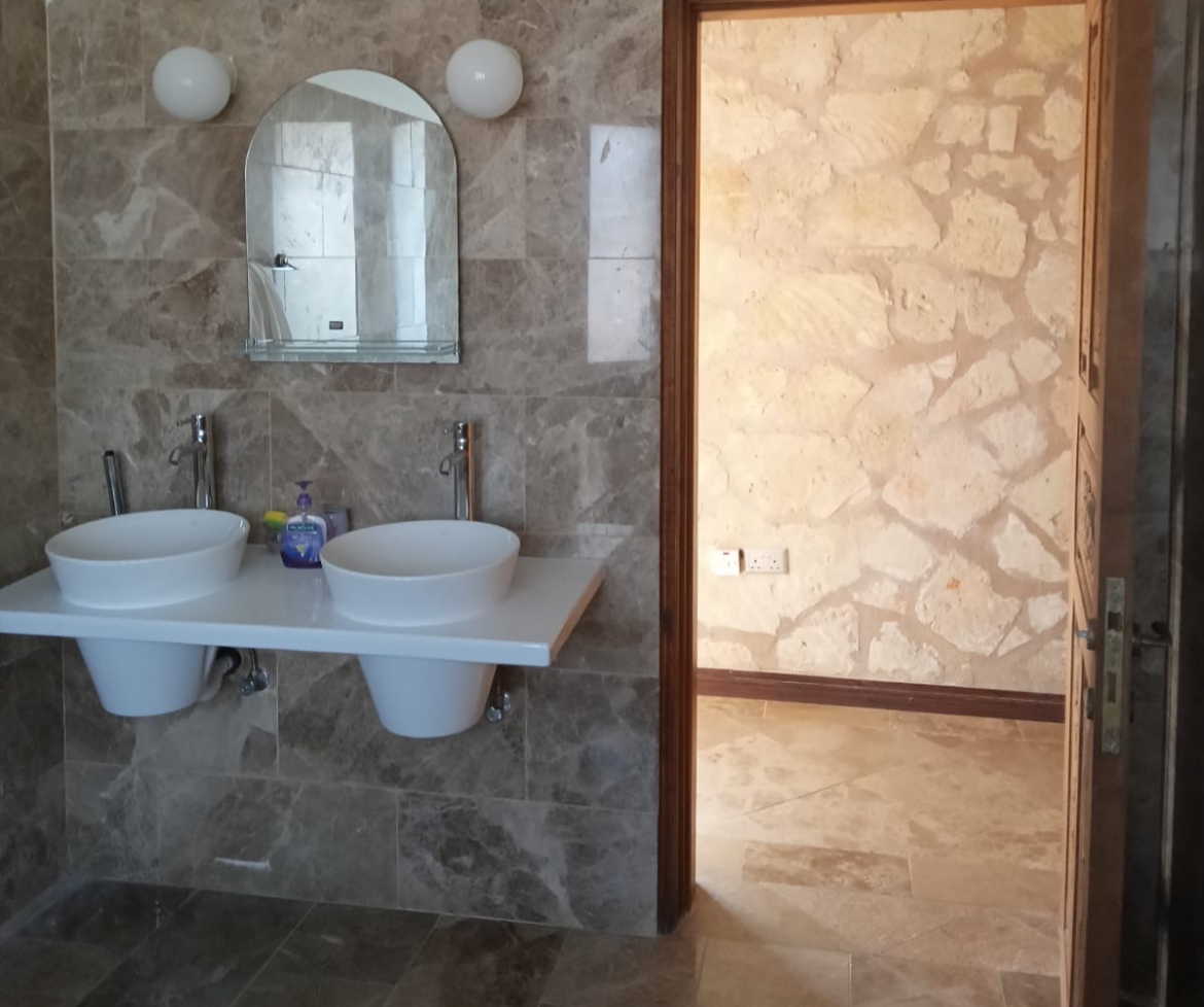 Продаётся просторная и уютная вилла Karşıyaka Villa (Taş Ev)
