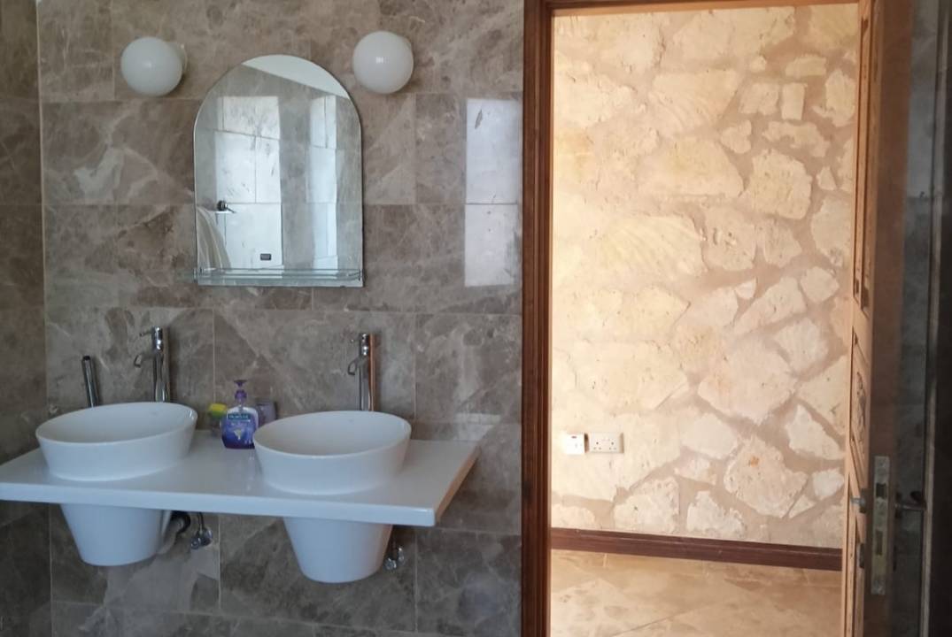 Продаётся просторная и уютная вилла Karşıyaka Villa (Taş Ev)