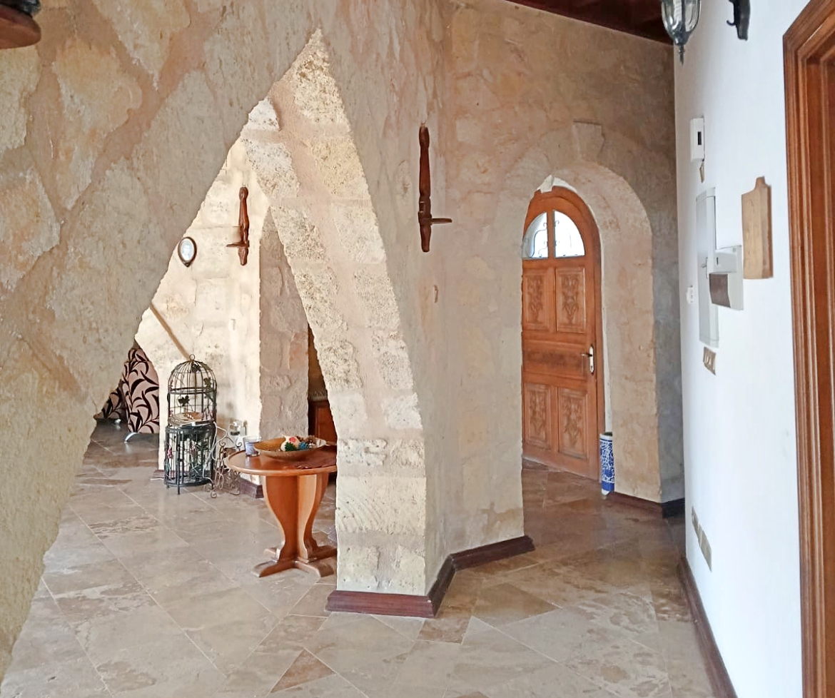 Продаётся просторная и уютная вилла Karşıyaka Villa (Taş Ev)
