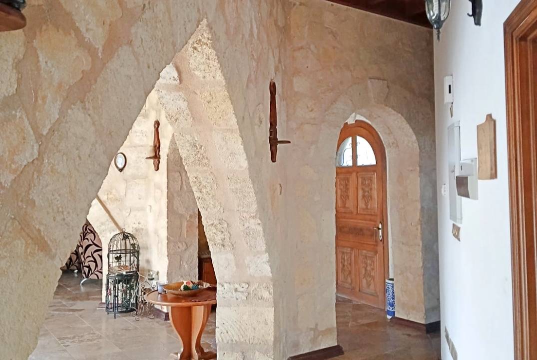 Продаётся просторная и уютная вилла Karşıyaka Villa (Taş Ev)