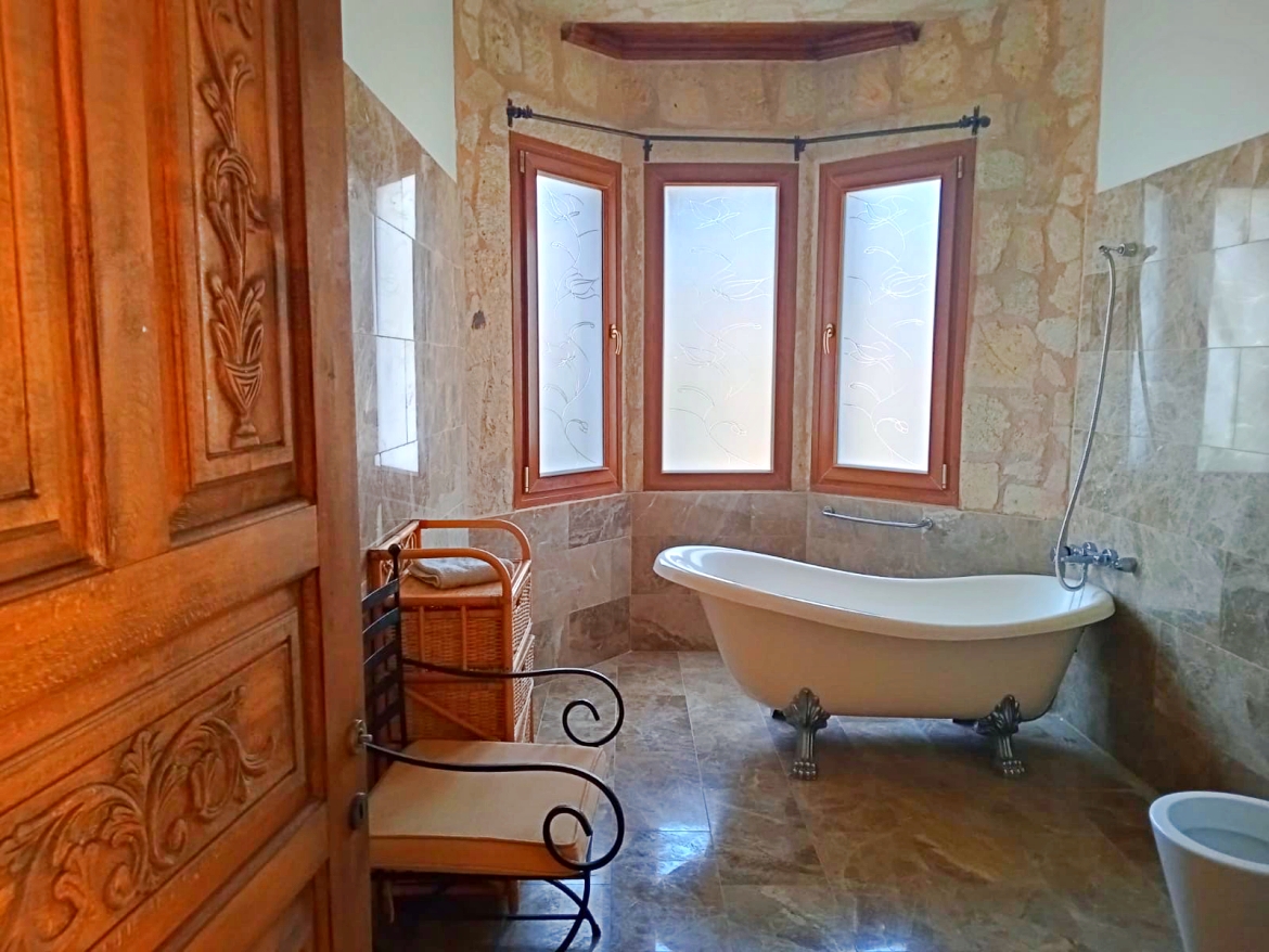 Продаётся просторная и уютная вилла Karşıyaka Villa (Taş Ev)