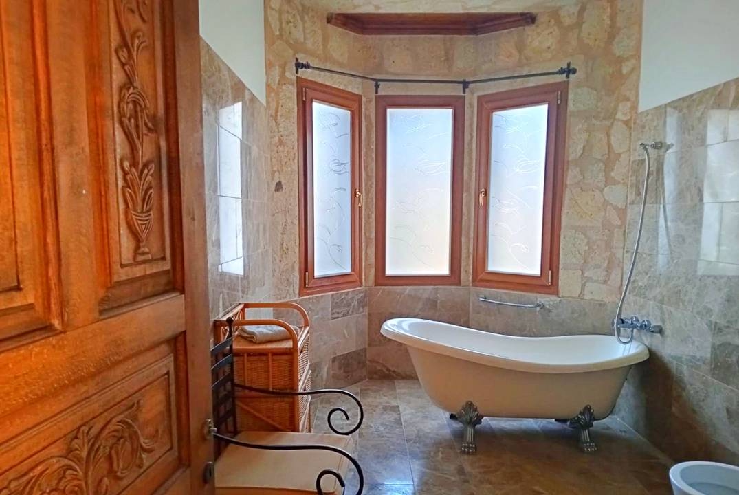 Продаётся просторная и уютная вилла Karşıyaka Villa (Taş Ev)