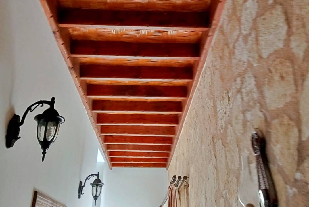 Продаётся просторная и уютная вилла Karşıyaka Villa (Taş Ev)