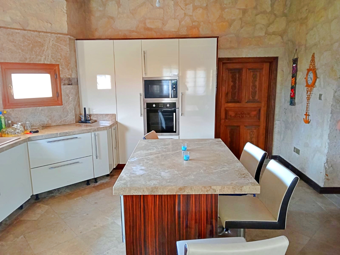 Продаётся просторная и уютная вилла Karşıyaka Villa (Taş Ev)