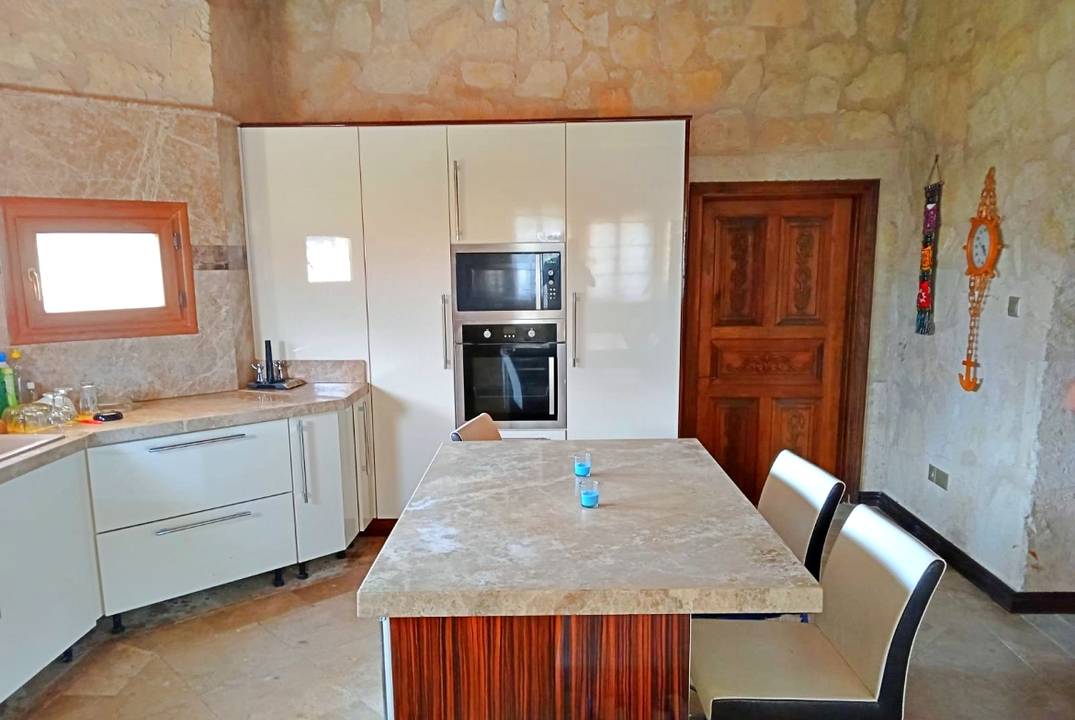 Продаётся просторная и уютная вилла Karşıyaka Villa (Taş Ev)