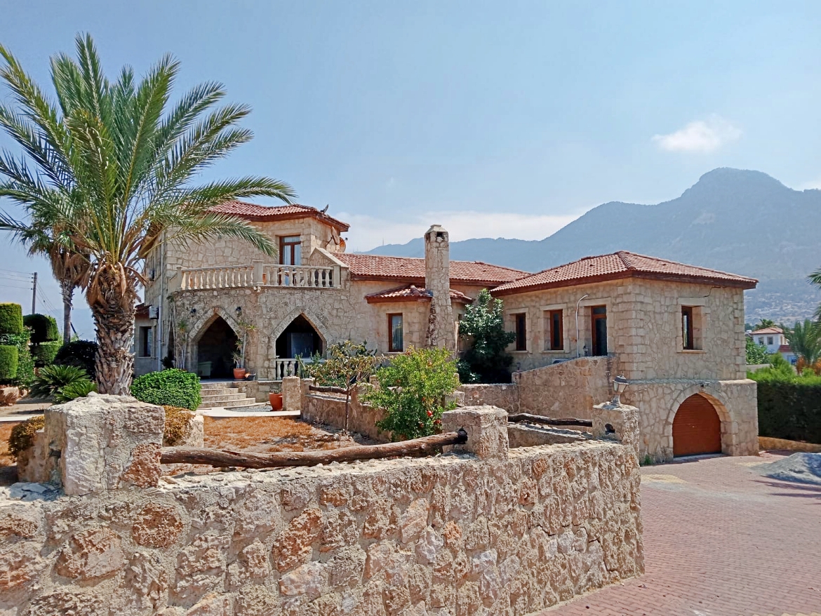 Продаётся просторная и уютная вилла Karşıyaka Villa (Taş Ev)