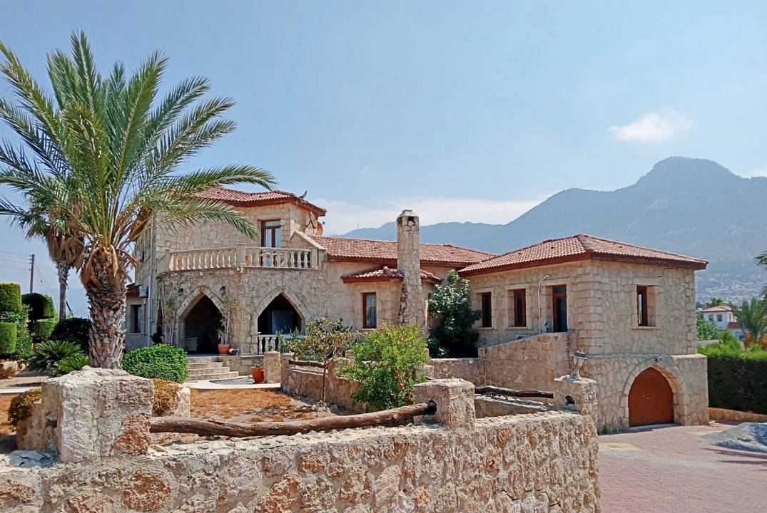 Продаётся просторная и уютная вилла Karşıyaka Villa (Taş Ev)