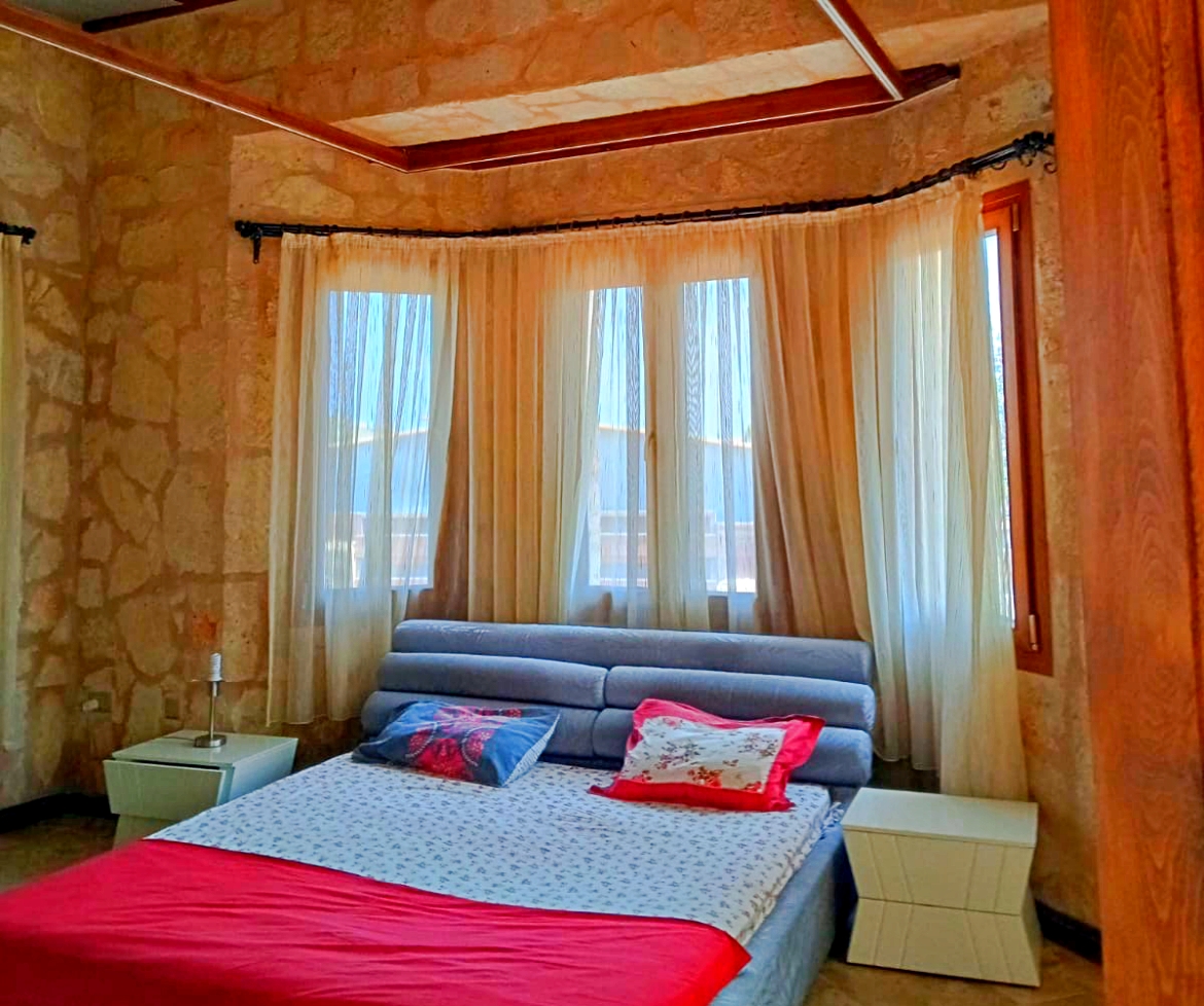 Продаётся просторная и уютная вилла Karşıyaka Villa (Taş Ev)