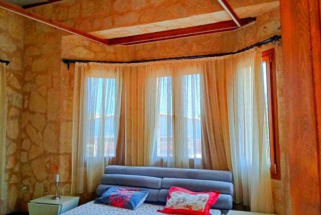 Продаётся просторная и уютная вилла Karşıyaka Villa (Taş Ev)