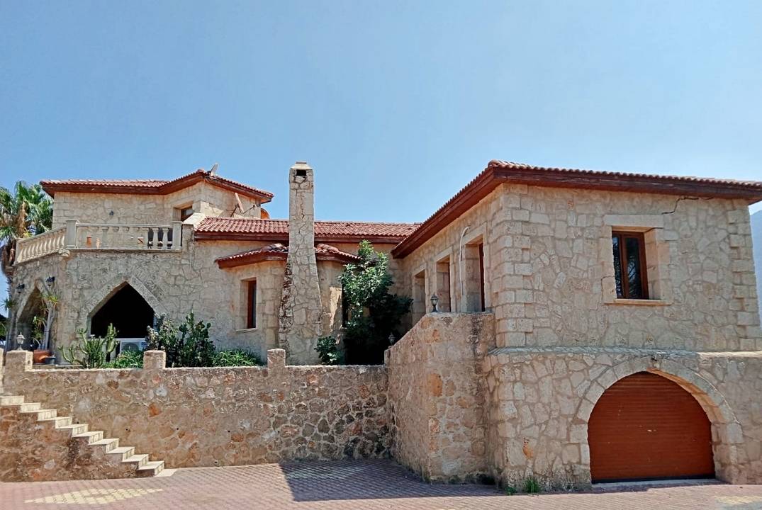 Продаётся просторная и уютная вилла Karşıyaka Villa (Taş Ev)