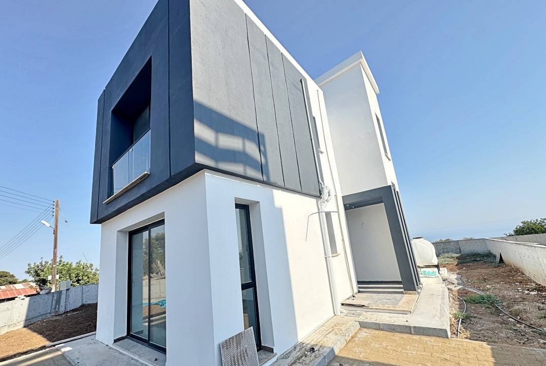 На продажу — просторная вилла 3+1 с бассейном в живописном районе Караагач, Северный Кипр