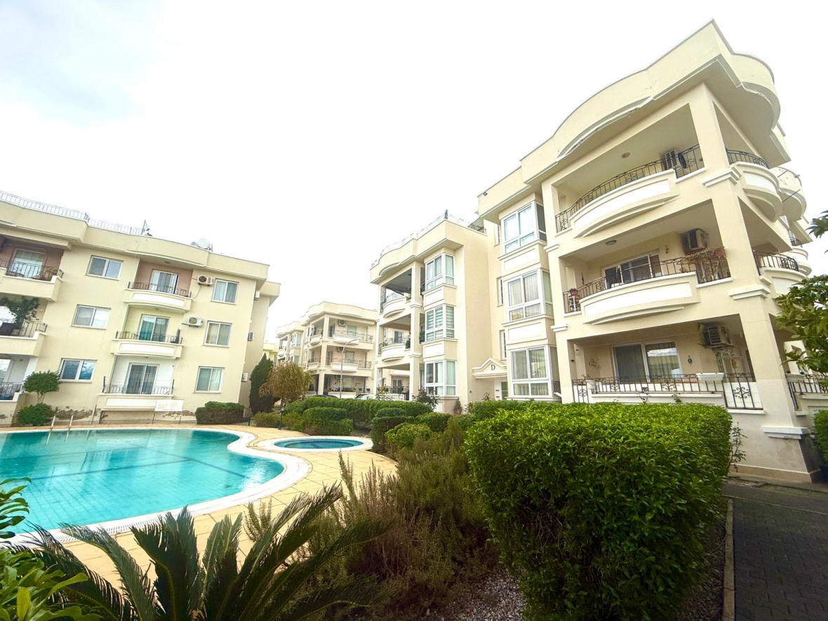 Просторная полностью меблированная квартира 3+1 с видом на море и горы в престижном районе Гирне, Алсанджак,