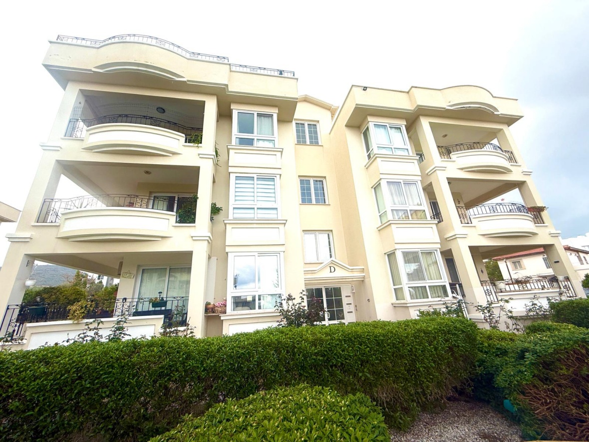 Просторная полностью меблированная квартира 3+1 с видом на море и горы в престижном районе Гирне, Алсанджак,