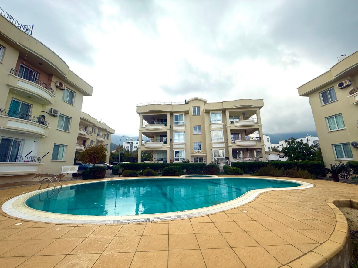 Просторная полностью меблированная квартира 3+1 с видом на море и горы в престижном районе Гирне, Алсанджак,