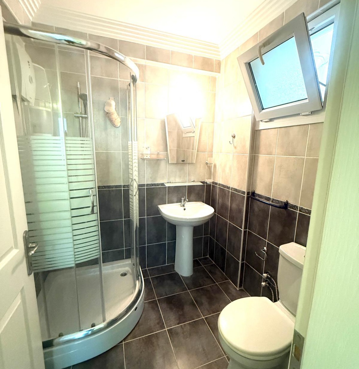 Просторная полностью меблированная квартира 3+1 с видом на море и горы в престижном районе Гирне, Алсанджак,