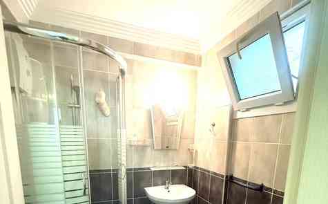 Просторная полностью меблированная квартира 3+1 с видом на море и горы в престижном районе Гирне, Алсанджак,