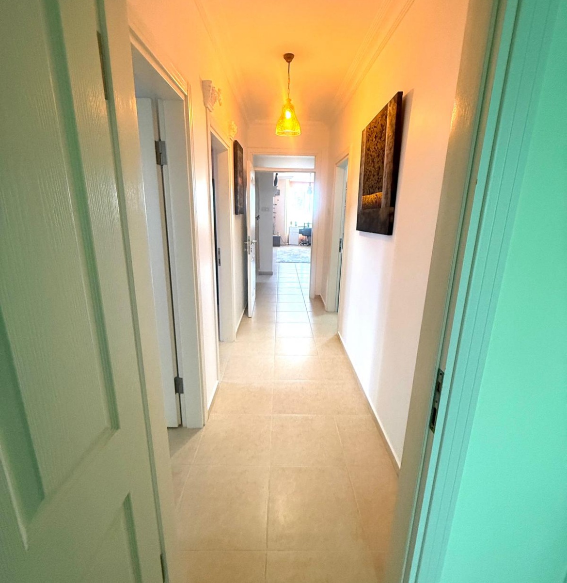 Просторная полностью меблированная квартира 3+1 с видом на море и горы в престижном районе Гирне, Алсанджак,