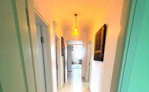 Просторная полностью меблированная квартира 3+1 с видом на море и горы в престижном районе Гирне, Алсанджак,