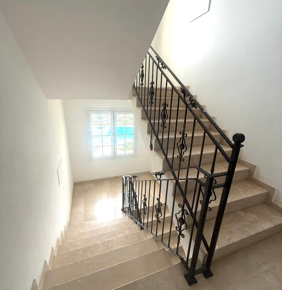 Просторная полностью меблированная квартира 3+1 с видом на море и горы в престижном районе Гирне, Алсанджак,