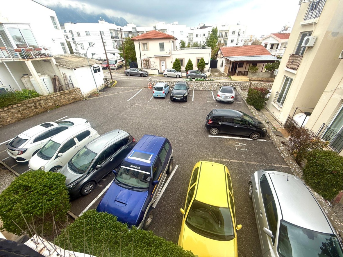 Просторная полностью меблированная квартира 3+1 с видом на море и горы в престижном районе Гирне, Алсанджак,