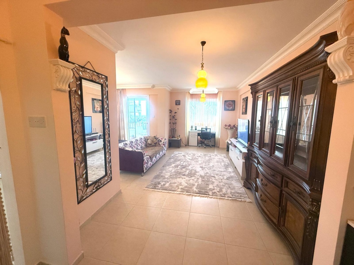 Просторная полностью меблированная квартира 3+1 с видом на море и горы в престижном районе Гирне, Алсанджак,