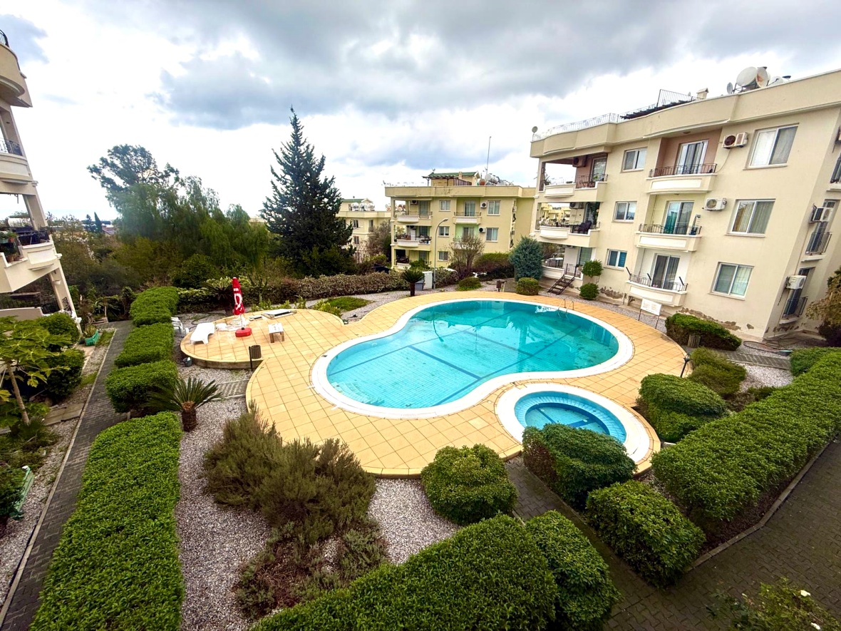 Просторная полностью меблированная квартира 3+1 с видом на море и горы в престижном районе Гирне, Алсанджак,