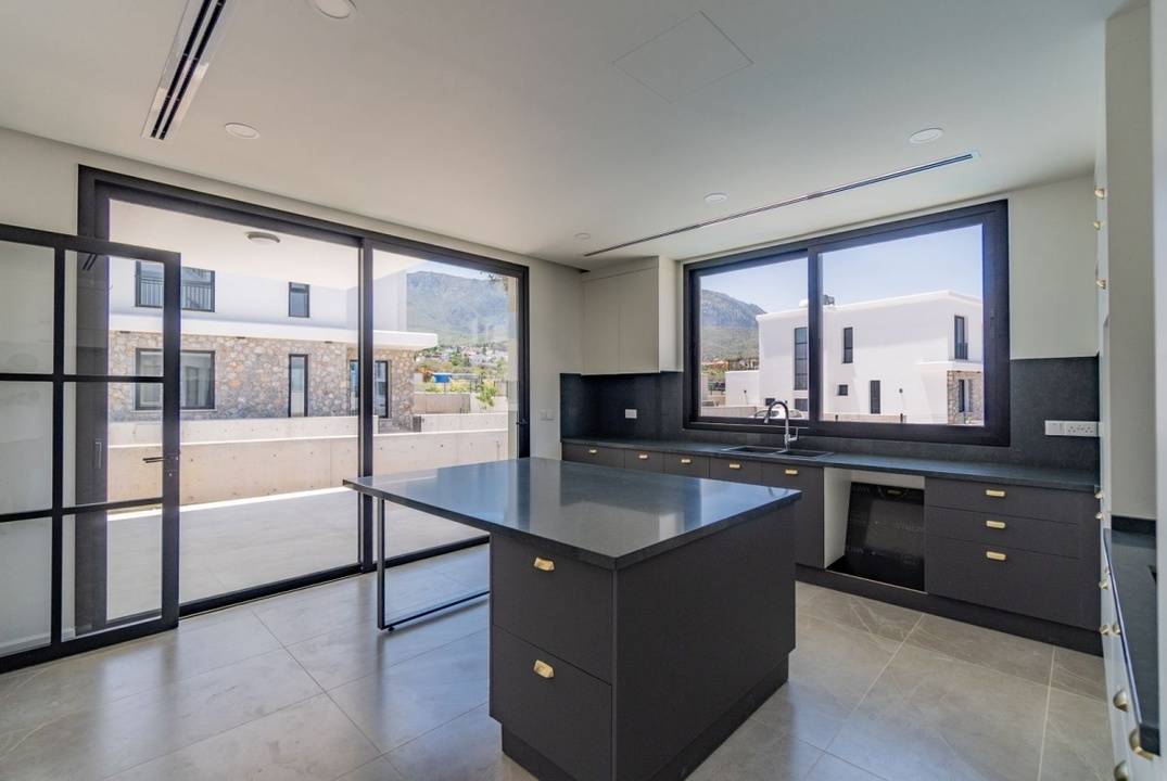 Новая вилла 4+1 в престижном районе Эдремит, Кирения.