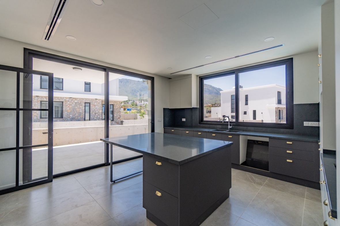 Новая вилла 4+1 в престижном районе Эдремит, Кирения.