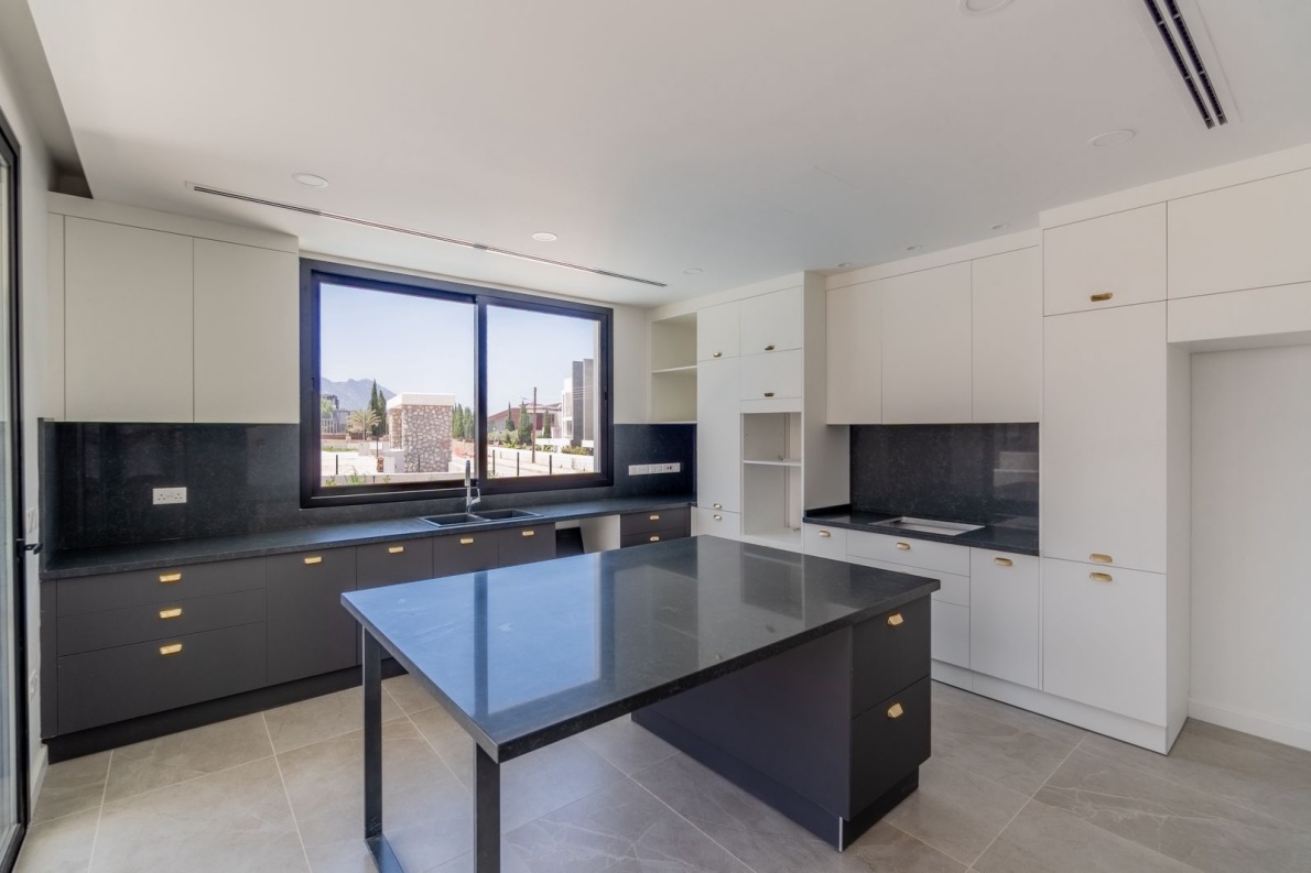 Новая вилла 4+1 в престижном районе Эдремит, Кирения.