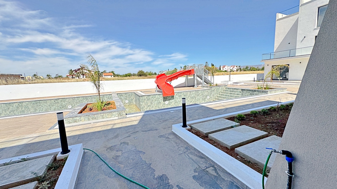 Угловая loft-квартира 2+1 с террасой на крыше в Garden Park, Искеле