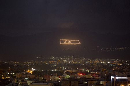 Северный Кипр, флаг в ночное время